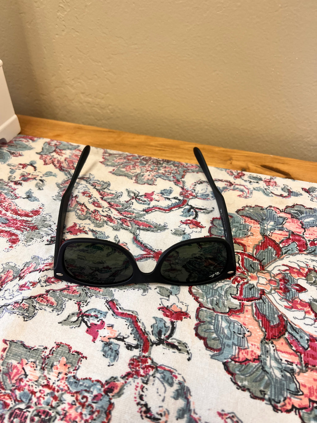 Black Ray-Ban Sunglasses
